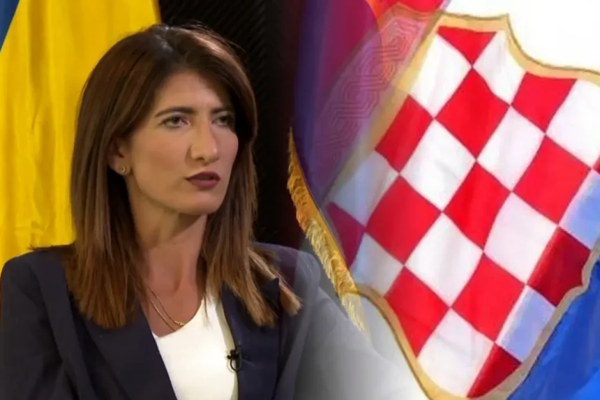 Darijana Filipović uz zastavu Herceg-Bosne.
