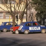 Automobil nekadašnjih policijskih snaga Jugoslavije na parkingu.