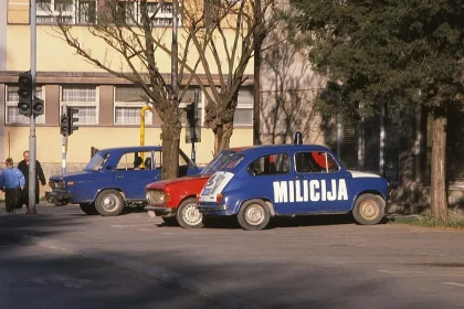 Automobil nekadašnjih policijskih snaga Jugoslavije na parkingu.