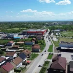Panorama Orašja s tržnim centrom City centrom In u fokusu