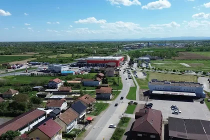 Panorama Orašja s tržnim centrom City centrom In u fokusu