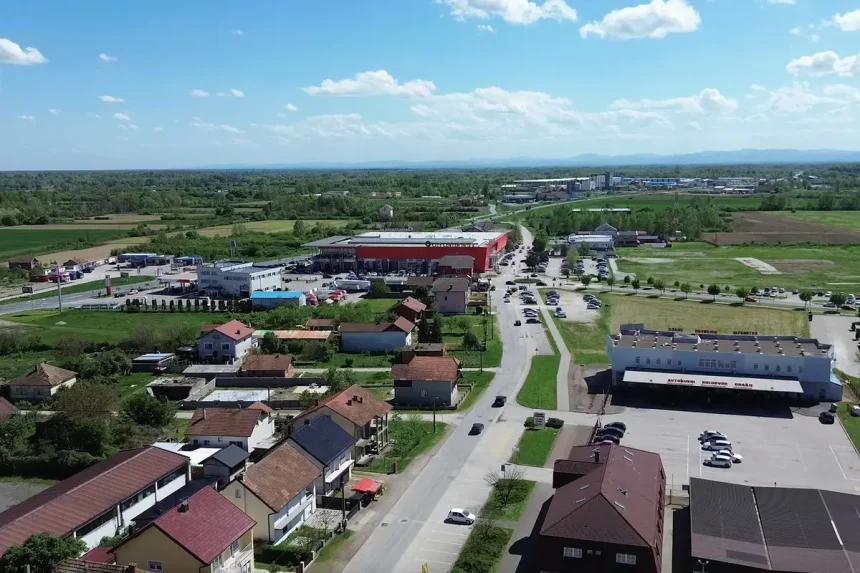 Panorama Orašja s tržnim centrom City centrom In u fokusu