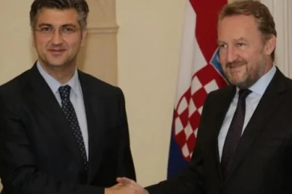 Andrej Plenković i Bakir Izetbegović se rukuju prigodom susreta.