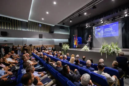 Sudionici manifestacije dodjele ugovora iz programa potpore Hrvatima u BiH. Plenković na bini kulturnog centra u Orašju.