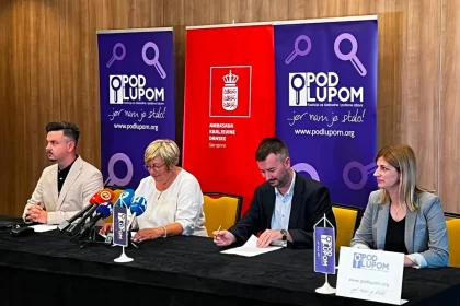 Predstavnici i članovi organizacije Pod lupom na konferenciji za tisak.