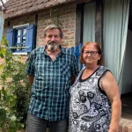 Smiljan i Jela Šokić pored svoje etno vikendice u Vidovicama.