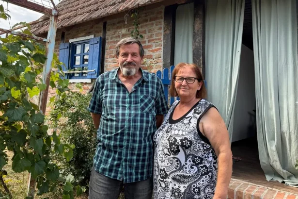 Smiljan i Jela Šokić pored svoje etno vikendice u Vidovicama.