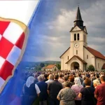 Mnoštvo naroda i vjernika ispred crkve. S lijeve strane mase obavija nacionalna hrvatska zastava.