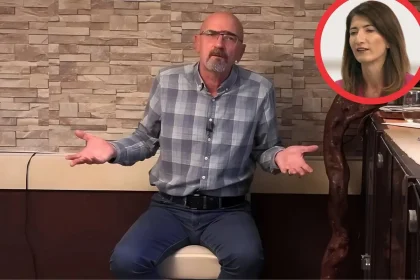 Fatmir Alispahić raširenih ruku. U kutu slike uokviren portret Darijane Filipović