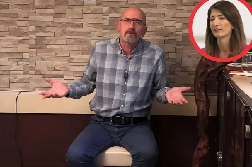 Fatmir Alispahić raširenih ruku. U kutu slike uokviren portret Darijane Filipović