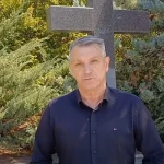 Pero Previšić ispred spomenika Ludviga Pavlovića.