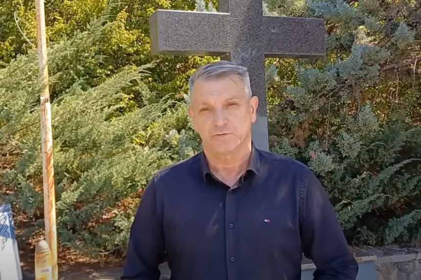 Pero Previšić ispred spomenika Ludviga Pavlovića.