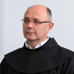 Fra Mario Knezović u fratarskoj opravi u krupnom planu.