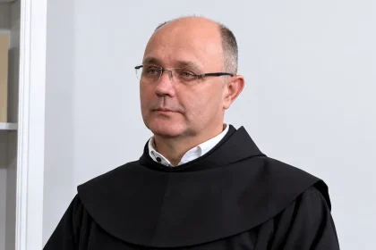 Fra Mario Knezović u fratarskoj opravi u krupnom planu.