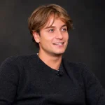 Jakov Jozinović u crnoj majici. Iza tamna pozadina.