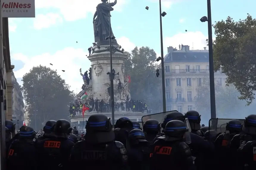 Nemiri u Parizu, na ulici policija i prosvjednici.
