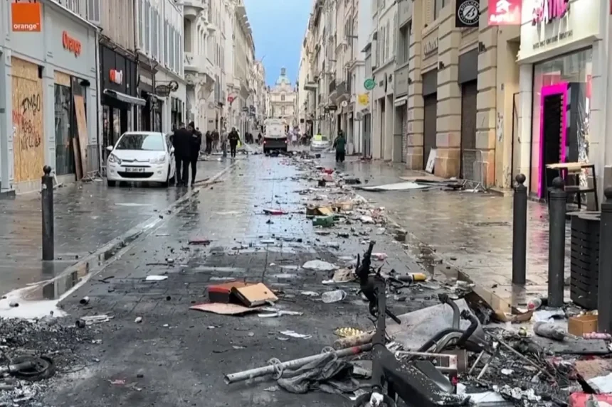 Devastirana ulica u Parizu nakon prosvjeda.
