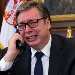 AI animacija - Bivši predsjednik Srbije Vučić razgovara na telefon i plače.
